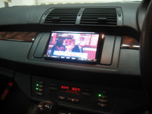 BMW X5にナビゲーション・地デジ・リアカメラ・セキュリティ・ホワイトリング！！