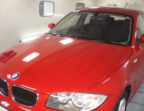 BMW116iガラスコート施工 ナイトロ納車 キューブ板金見積り モコ板金入庫 ラングラーペイント準備 メルセデスペイント準備 300Cバンパーガラスコート施工