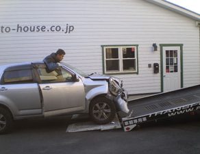 廃車ラッシュ移動　シビックタイヤ交換　USシビックｸｰﾍﾟ整備　ペンキ塗り　ﾀﾞｯｼﾞチャージャーｶﾞﾗｽｺｰﾃｨﾝｸﾞ　ラングラー入庫　