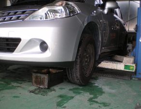 ティーダ・入庫　ボイジャー・フード塗装　パトリオット・塗装準備　ハイエース・鈑金　TN-7・入庫