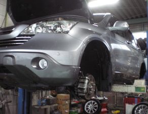 ＣＲ－Ｖ・入庫　グラチェロ・入庫　プリウス・塗装　赤ラングラー・リヤフレーム加工、フロントバンパー加工　