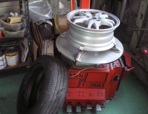 プリウス・完成　フィット・完成　グラチェロ・フード下処理、色合わせ