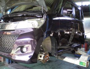 スイフト・コーティング　パレット・入庫　赤ラングラー・塗装