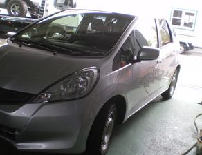 フィット・入庫　スカイライン・入庫　赤ラングラー・フレーム、クォータ塗装　