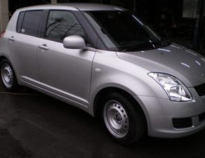 スイフト納車　マークＸ組みつけ　キャラバンガラス取り付け　キューブ板金