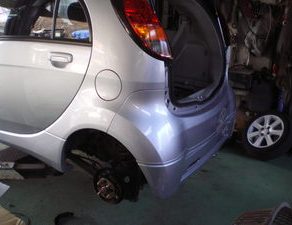 三菱アイ車検整備 ミニカ組みつけ チェロキー板金 ラングラーO/F交換 AZワゴンバンパー ラングラーバックドア