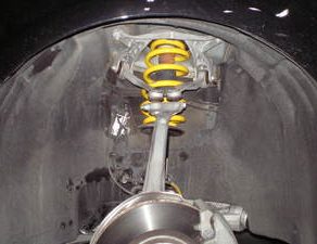 アウディＱ5サス交換　ﾊﾟﾄﾘｵｯﾄガラスコート施工　ﾁｪﾛｷｰｵｰﾊﾞｰﾌｪﾝﾀﾞｰ　モビリオ板金　エブリィペイント　