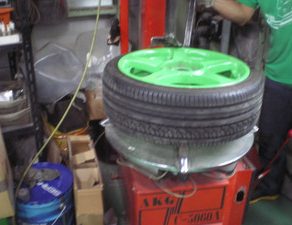 シビック・タイヤ組付　スカイライン・組付