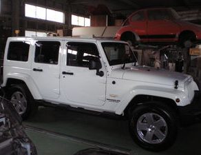 白いﾗﾝｸﾞﾗｰ入庫　チェロキー入庫　Ｂ11タイヤ交換　マークｘペイント　300Ｃガラスコーティング　ミューミッションオイル漏れ　