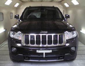 グランドチェロキーがラスコート施工　事故車ベルタ入庫　プレオルームクリーニング　エアロフロントバンパー下地