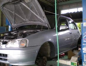 スターレット車検整備 ラングラー入庫 ベルタバラシ フィット事故車 チェロキー紺初入庫