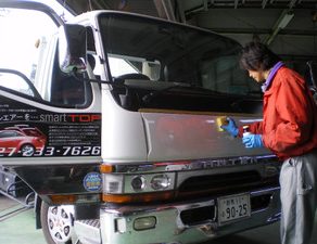 積載車塗膜剥がれ BMW320I納車 ヴィッツ板金