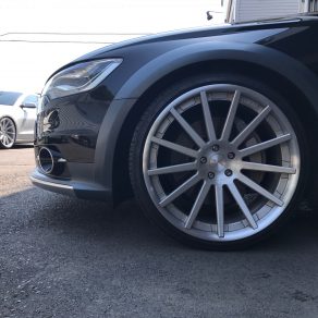 板金修理、カスタム、塗装などなど色々作業中!!