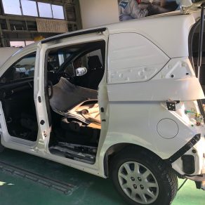 事故修理もキズの修理もお任せ下さい。 プリウス＆スパイク!!