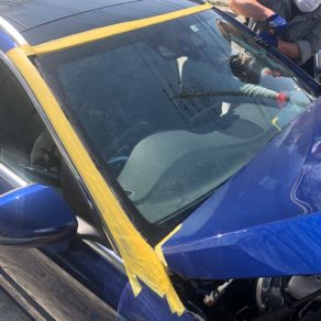 飛び石によるガラス交換。