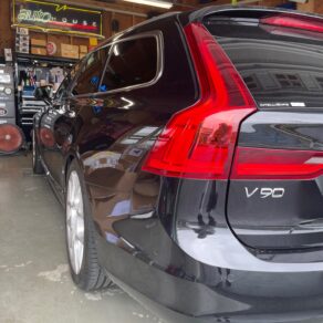 VOLVO V90にTVキャンセラー取付＆ローダウン＆ワイドスペーサー!!