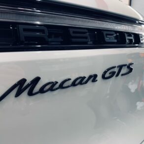 Porsche　macan　GTS　ボディコーティング＆断熱フィルム!!地デジも付けました～